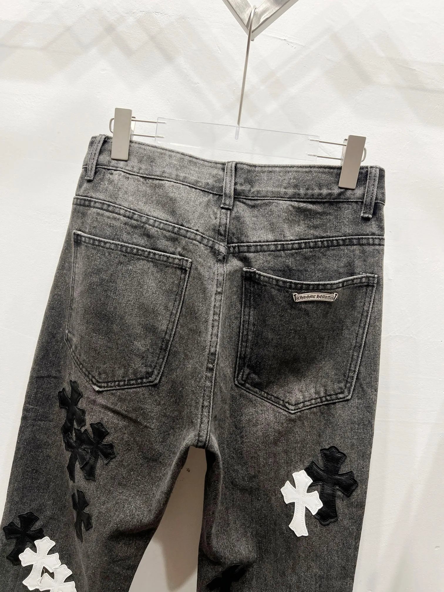 P260 Style number: (c028) Chrome Hearts CH Chrome Hearts 24SS vip custom-made double-knee leather flame high street cross jeans. Original purchased and patterned to truly restore the ultimate vintage texture. Special Italian cowhide print and then cut. Customized sheepskin three-layer thick line leather. The whole body is spliced in heavy water washing process. Craftsmen hand-splash ink. You can see the details. Three-dimensional cutting version. Loose and comfortable, not flattering on the body. Makes taller and slimmer. Seiko factory. Original factory quality control, same style for men and women, can be matched with couples, versatile recommendation, must-have jeans for all seasons Color: gray Size: 28, 30, 32, 34, 36 (S-xxl)